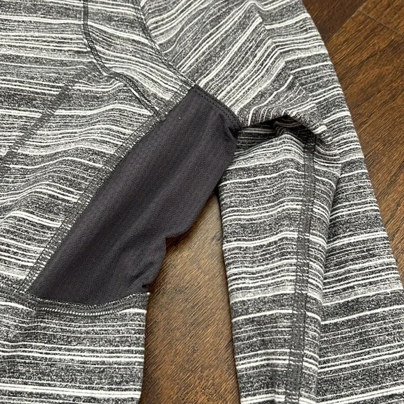 Lululemon 1/4 zip size 6 - Picture 5 of 11